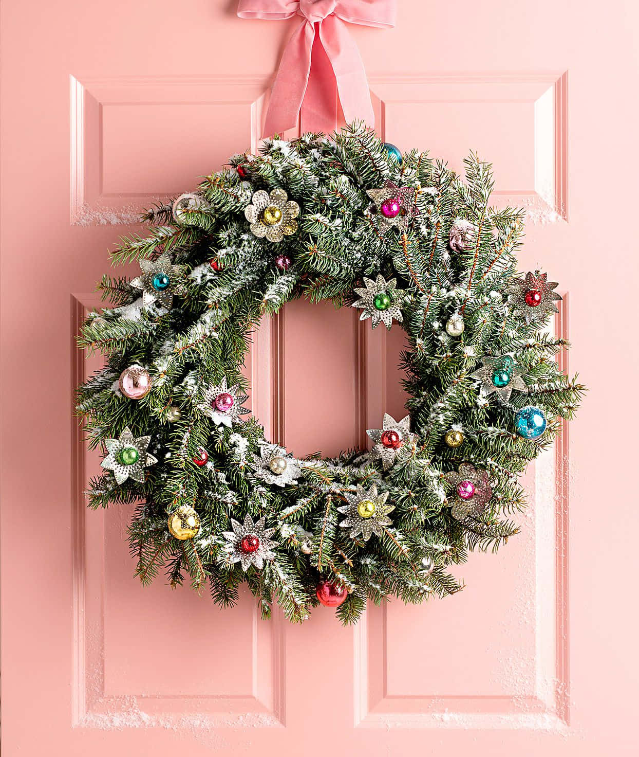 Vintage Pink Christmas Wreath Wallpaper