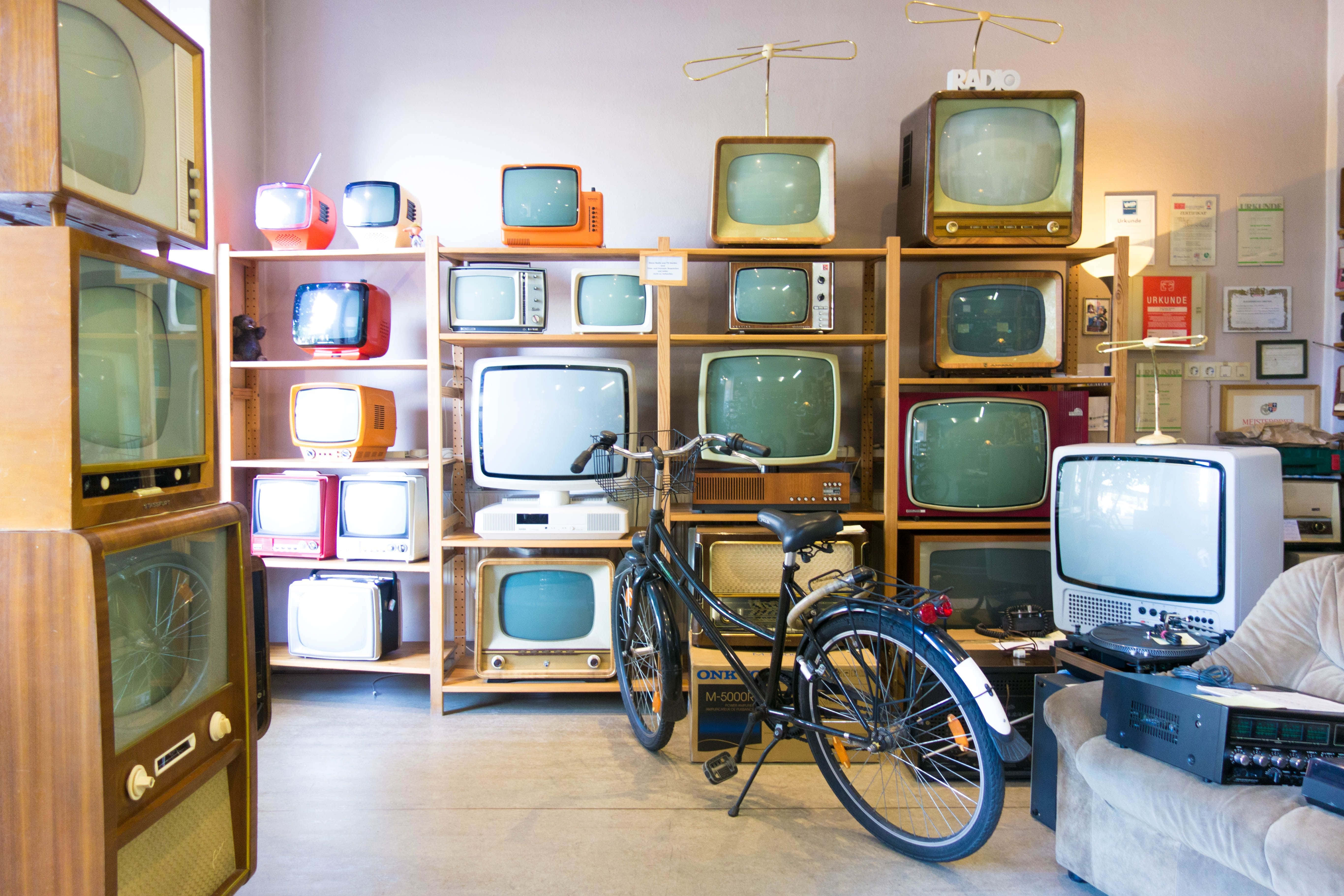 Télévision Rétro Vintage Sur Un Tabouret En Bois Fond d'écran