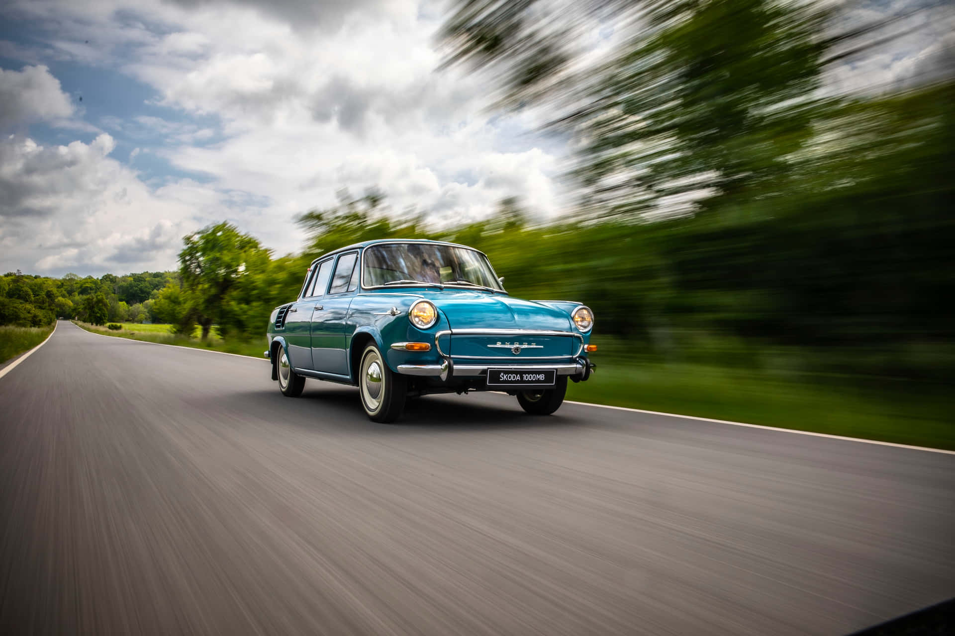 Vintage Skoda 1000 Mb Op De Weg Achtergrond