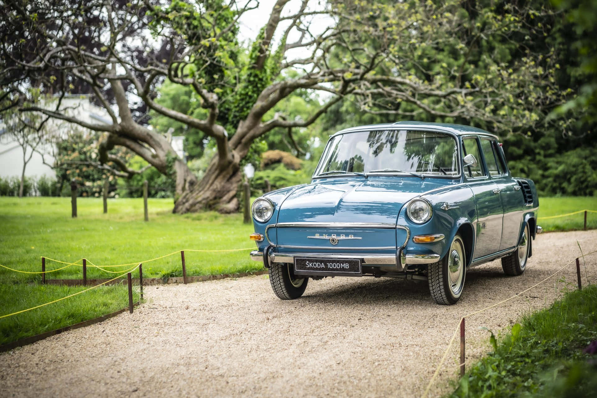 Vintage Skoda 1000 Mb Geparkeerd In De Buitenlucht Achtergrond