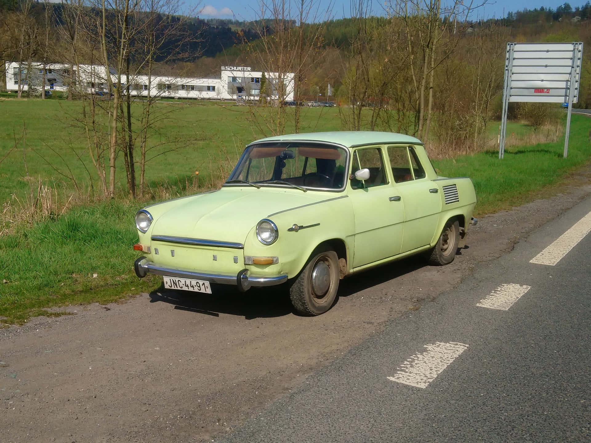 Vintage Skoda 1000 Mb Geparkeerd Aan De Weg Achtergrond