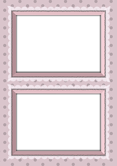 To ornamenterede fotorammer med blonder på en lyserød prikket tapetbaggrund.