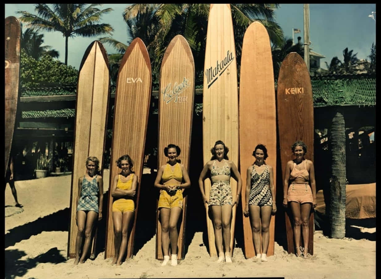 Denstrand Mit Einem Vintage-surfboard Genießen Wallpaper