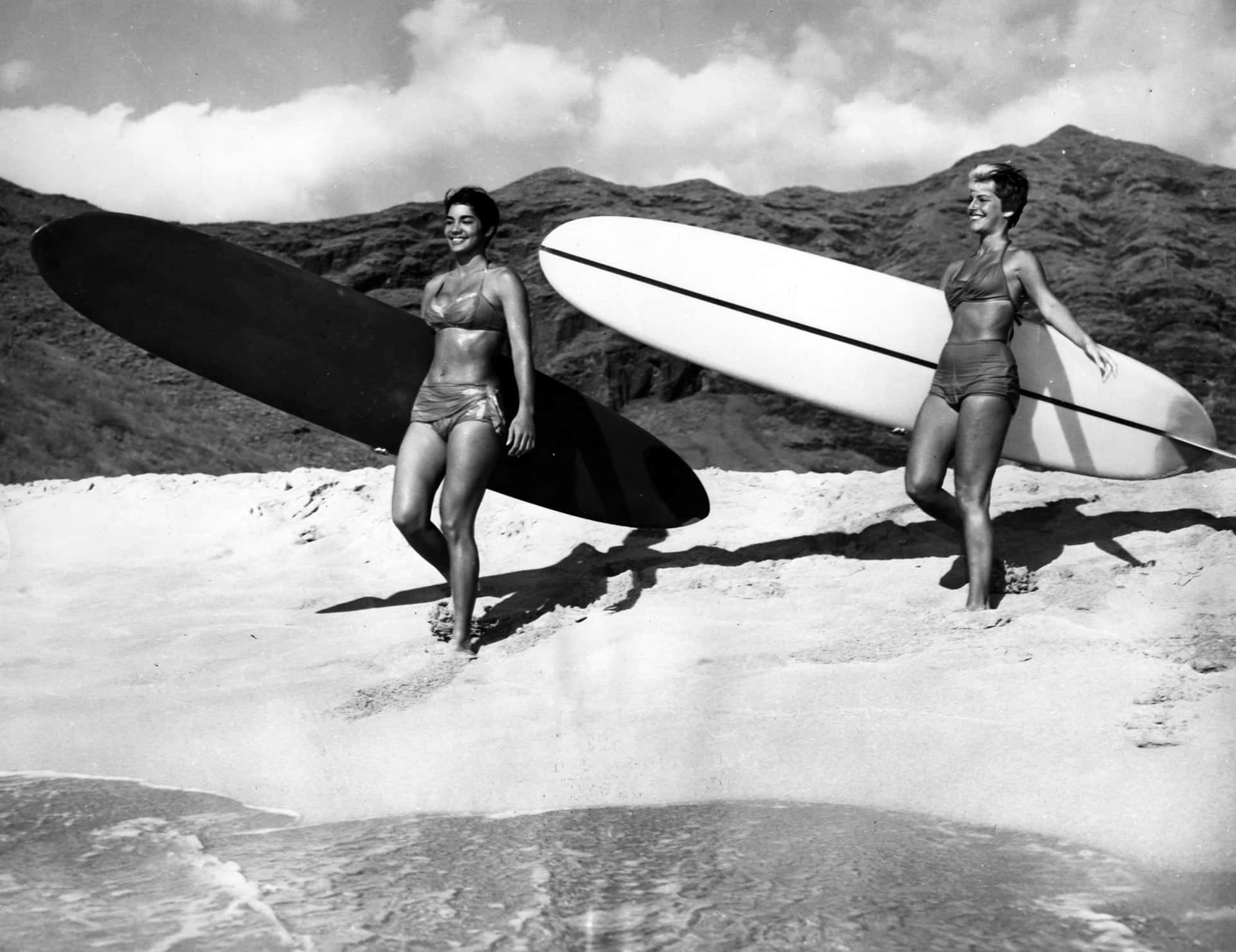 Retratovintage De Mulheres Surfeiras Em Preto E Branco Papel de Parede