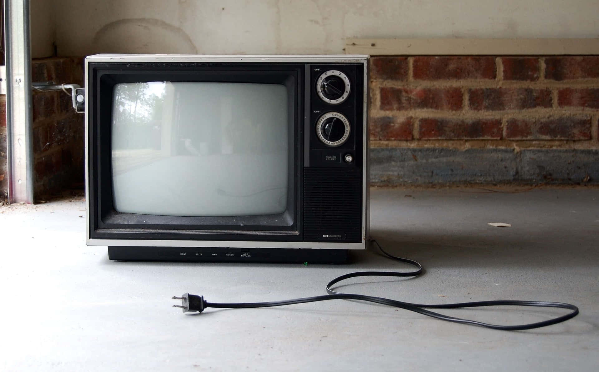 Vintage Televisionin Garage.jpg Wallpaper