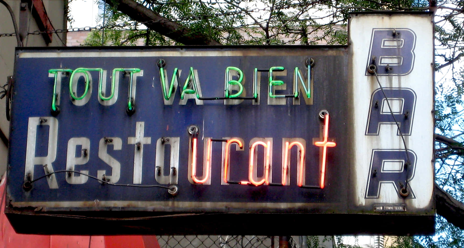 Vintage Tout Va Bien Restaurant Neon Sign Wallpaper