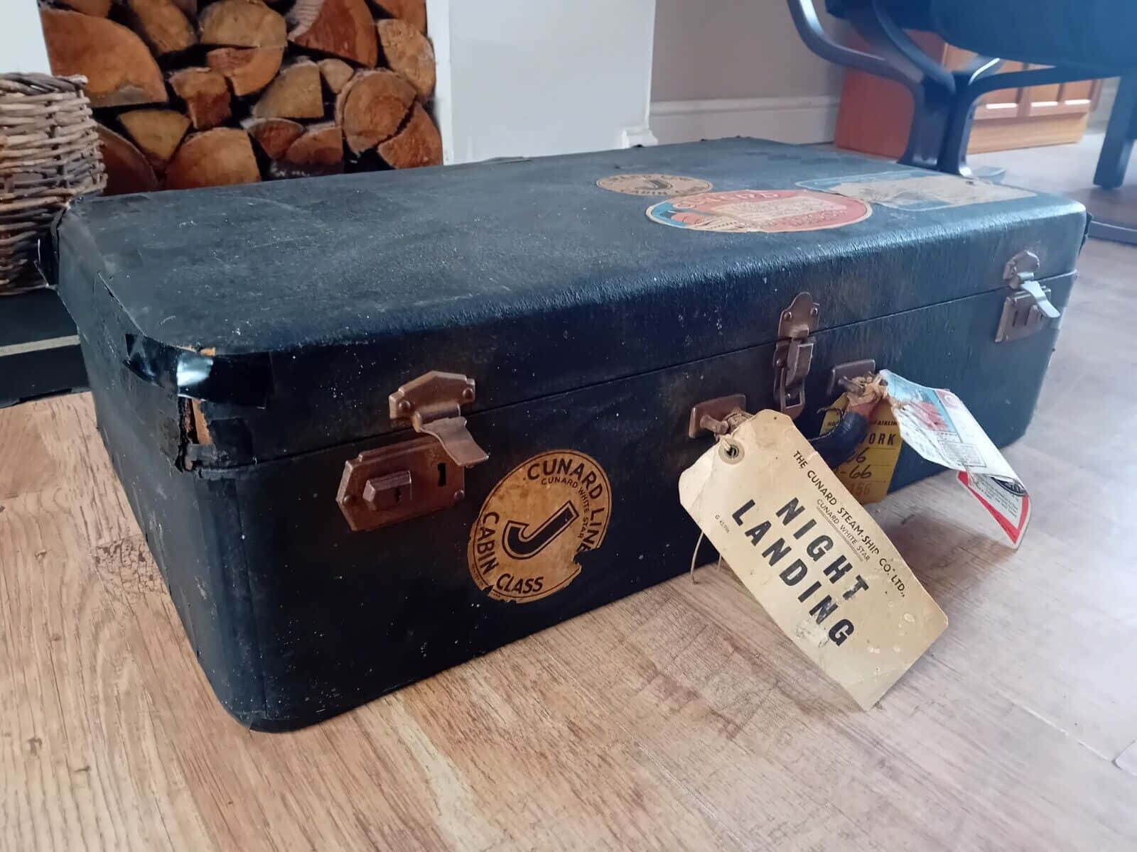 Valise Vintage Avec Autocollants Et Étiquettes Fond d'écran