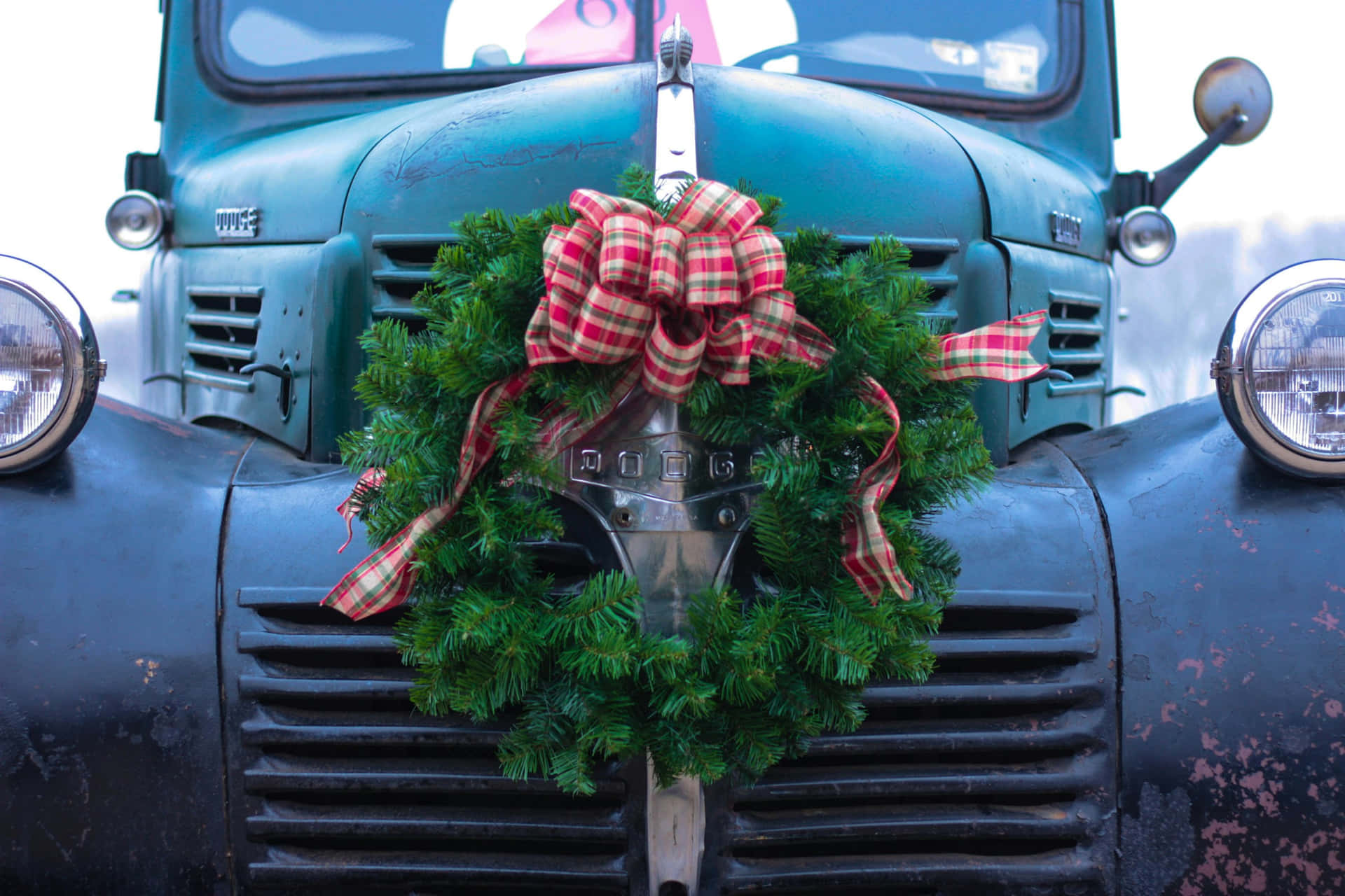 Vintage Truck Christmas Wreath Wallpaper