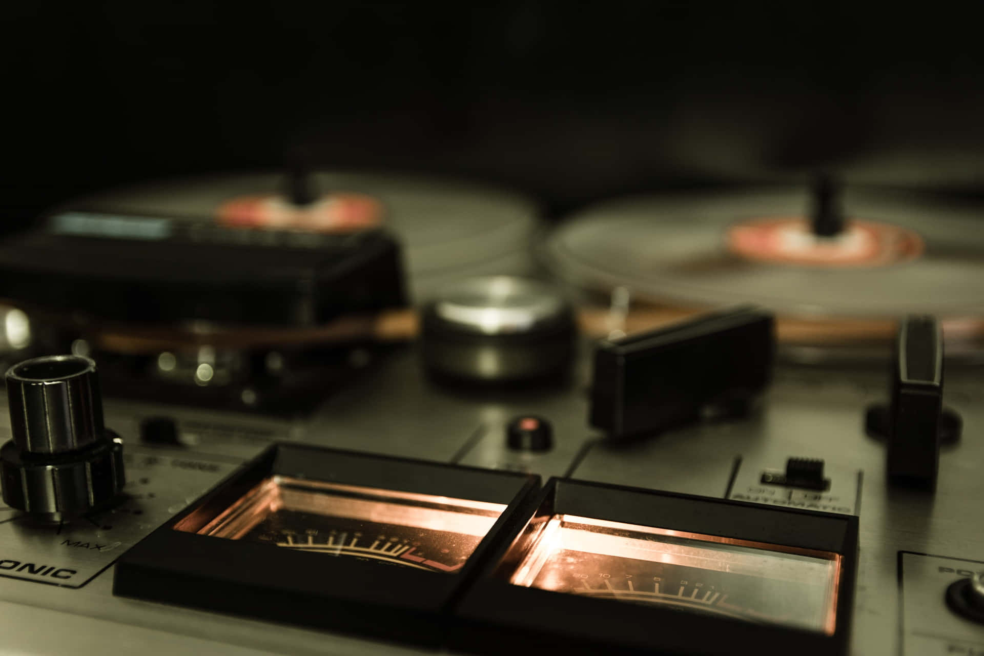 Vintage Turntableand Sound Equipment Wallpaper