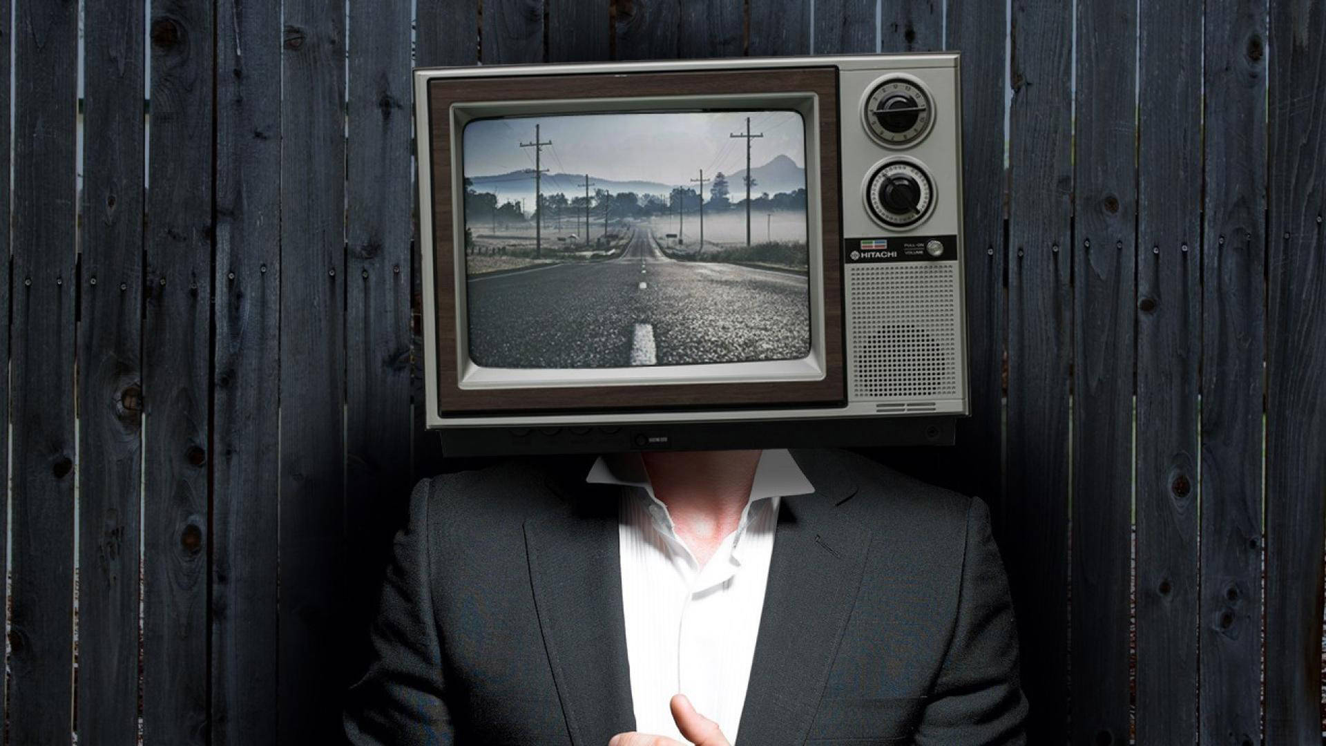 Картинка тв мене. Телевизор. Креативный телевизор. Телевизор на голове. Человек телевизор.