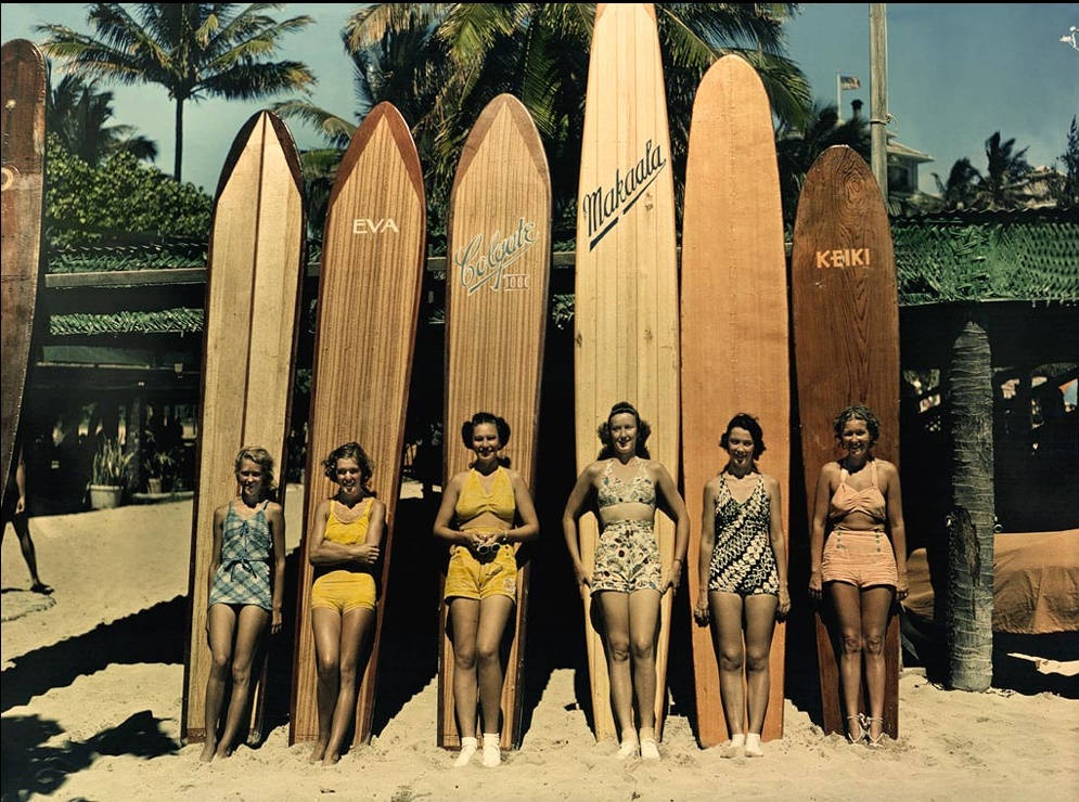 Mujeresvintage En La Playa Con Tabla De Surf. Fondo de pantalla