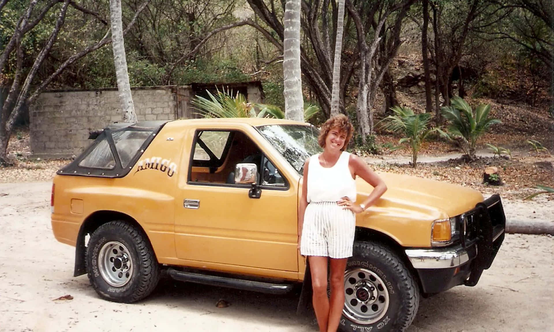 Vintage Gele Isuzu Amigo Met Vrouw Achtergrond