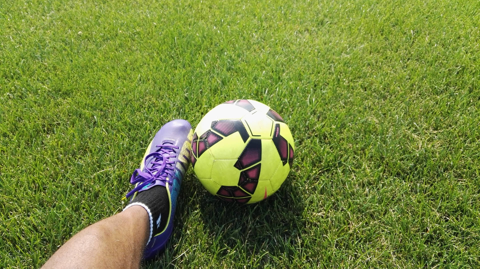 Zapatovioleta Y Balón De Fútbol Verde Neón En Alta Definición. Fondo de pantalla