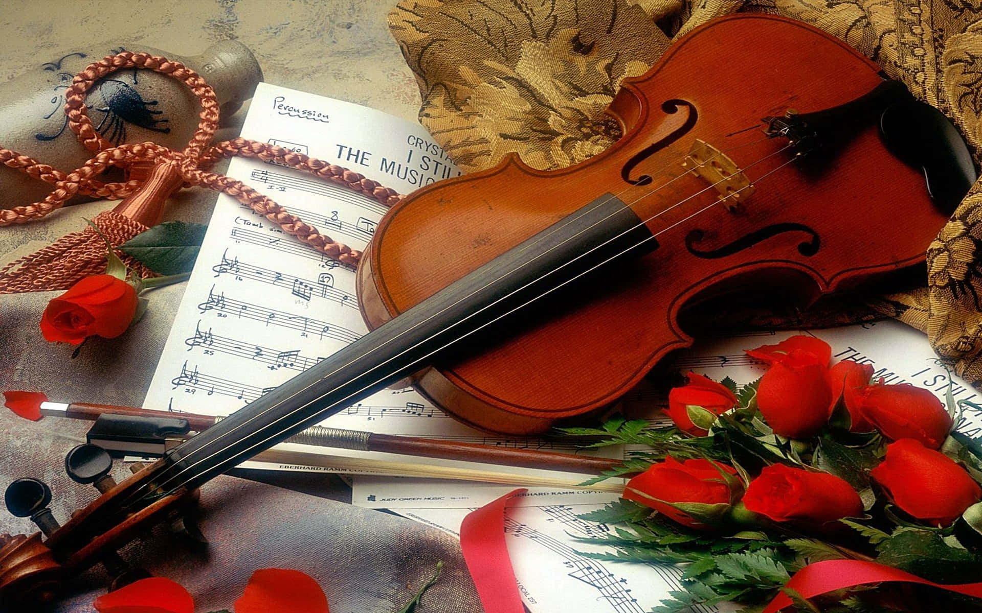 Holzigezupfinstrument-violine Und Rosen Wallpaper