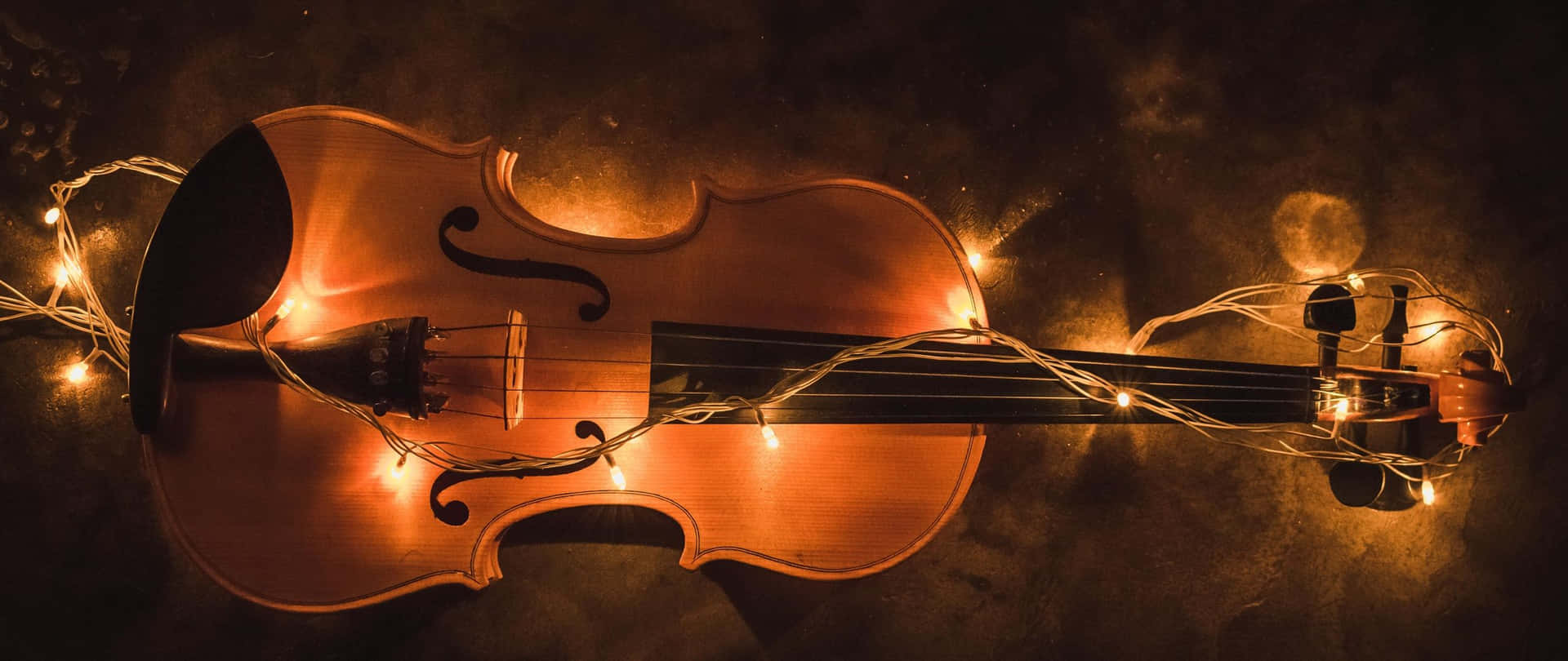 Trästränginstrument Violin Med Älvbelysning Wallpaper
