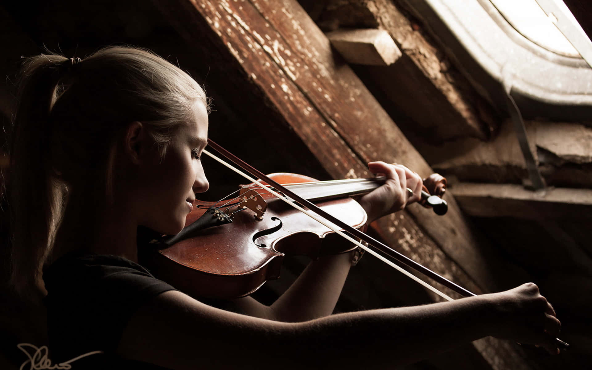 Bildeines Blonden Mädchens, Das Geige Spielt