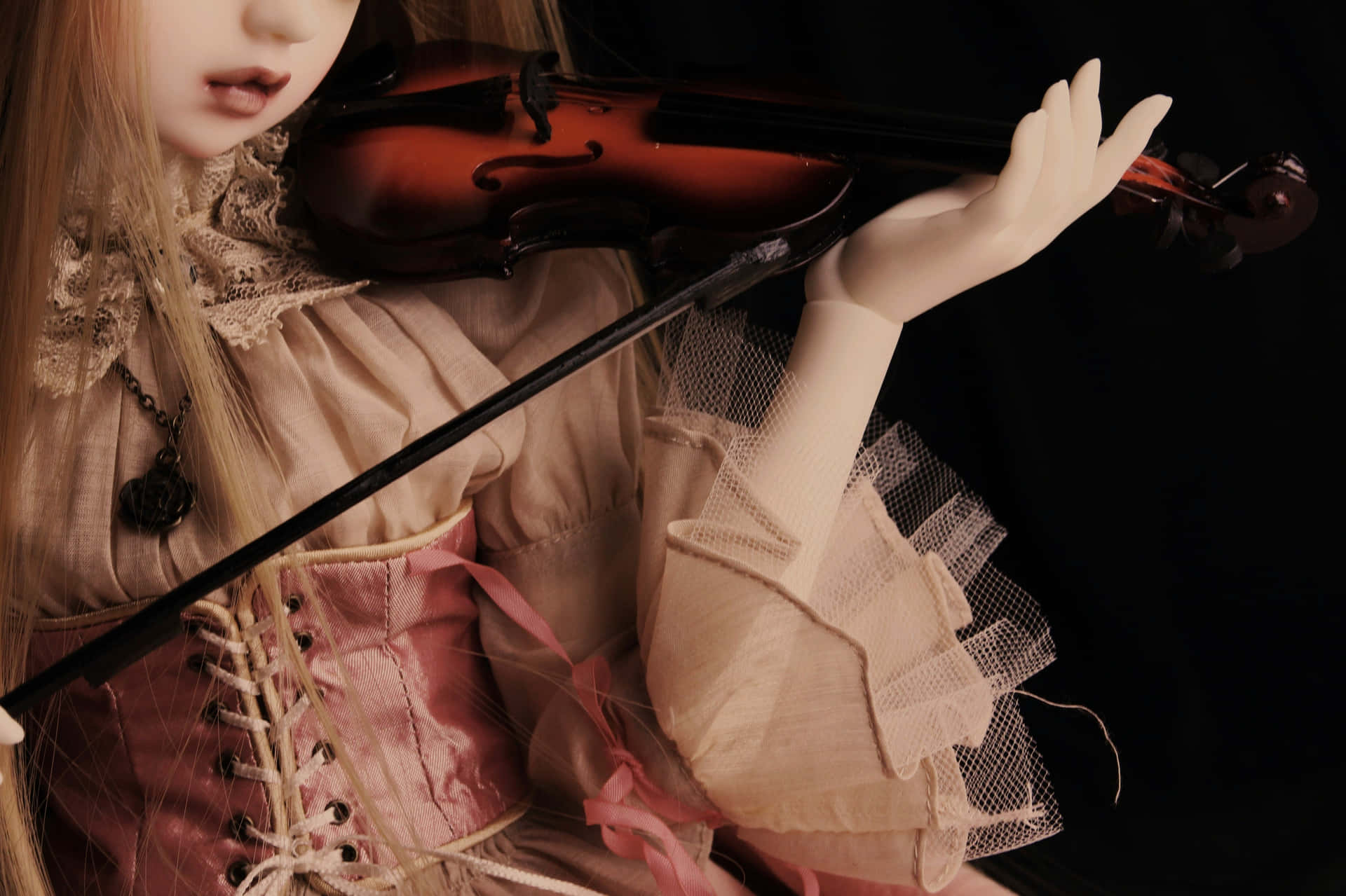 Classical Girl Playing Violin Picture