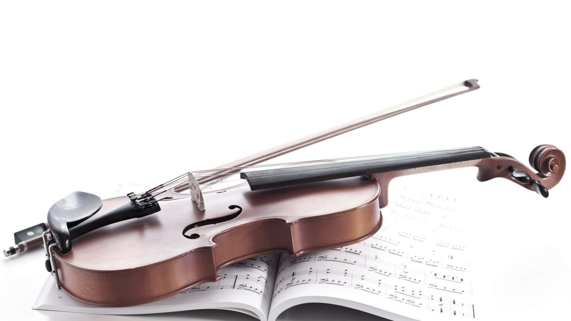 Immaginedi Un Violino E Un Arco Su Uno Spartito Musicale