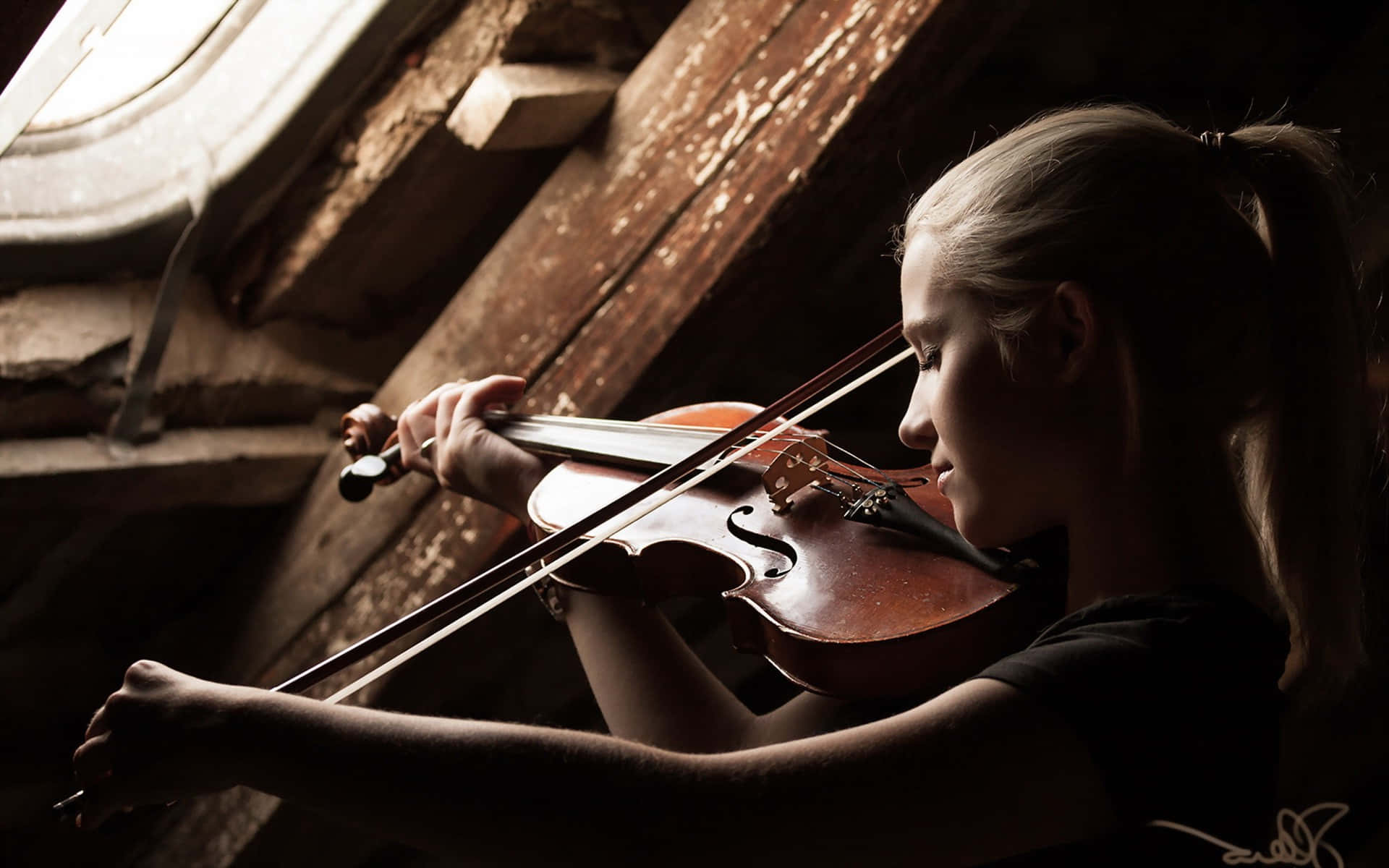 Pige der spiller violin i mørkt billede