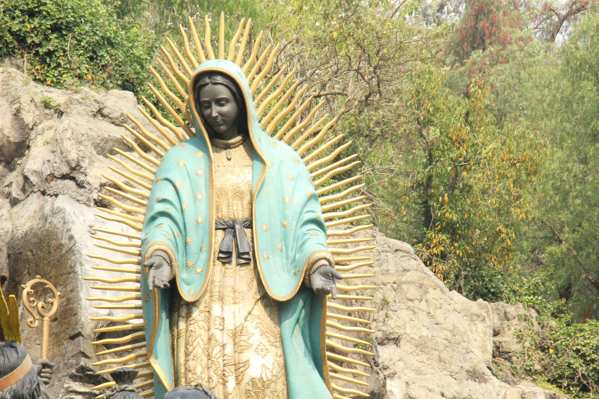 Statuadella Virgen De Guadalupe Nella Natura Sfondo
