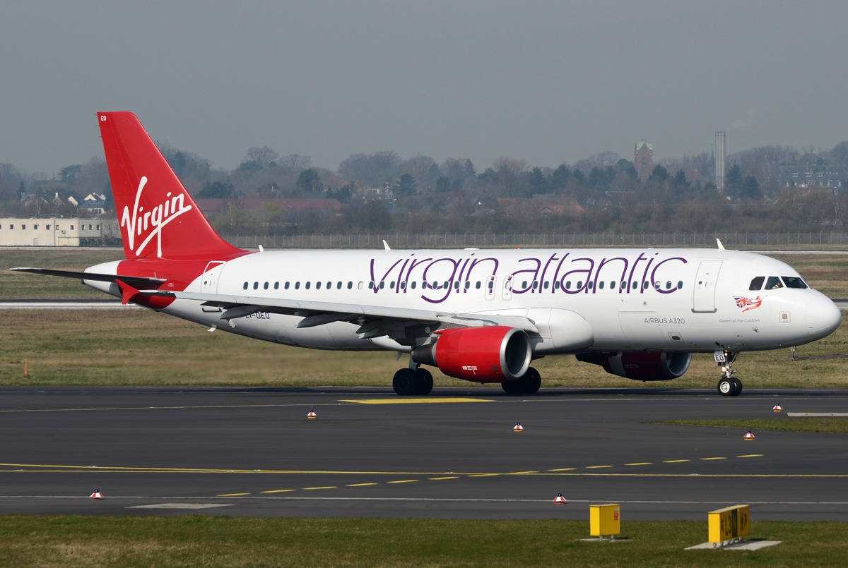 Aeromobiledi Virgin Atlantic Sulla Pista Di Decollo Sfondo