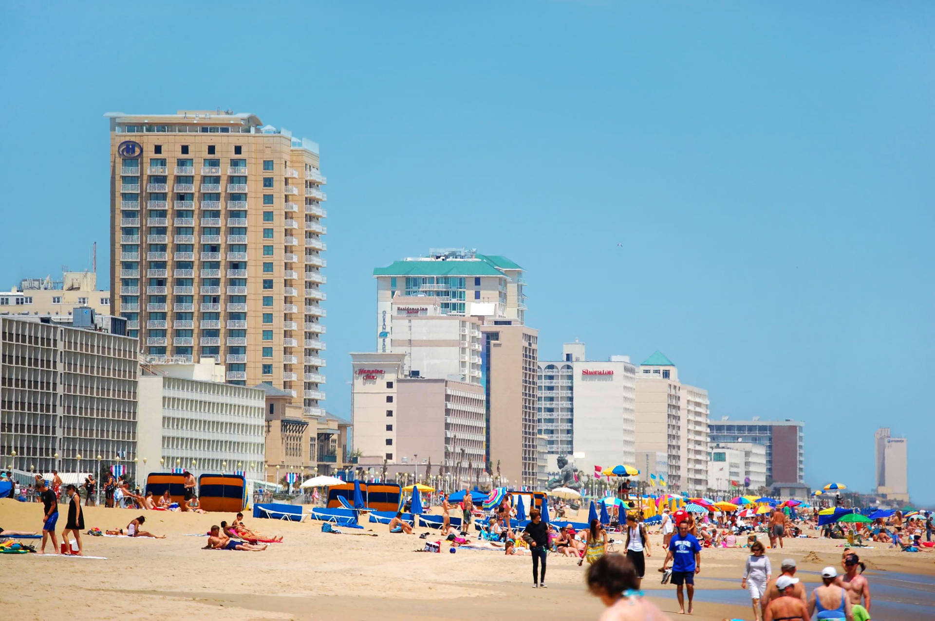 Virginia Beach Filled With People Wallpaper