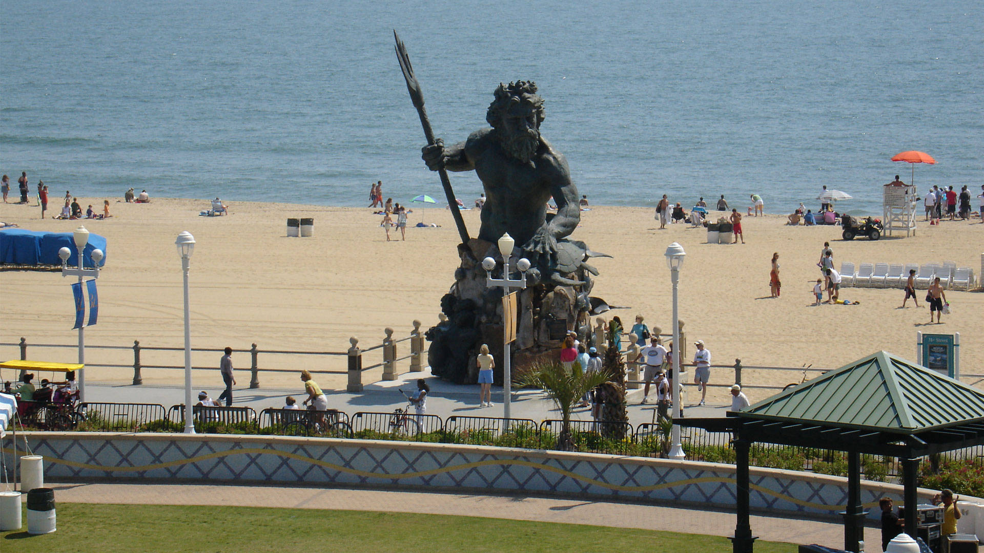 Virginia Beach King Neptune Statue Looming Wallpaper