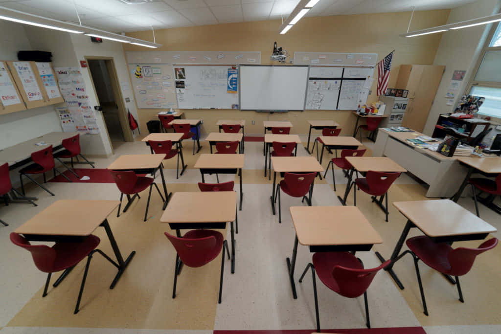 A Classroom With Desks And Chairs In It