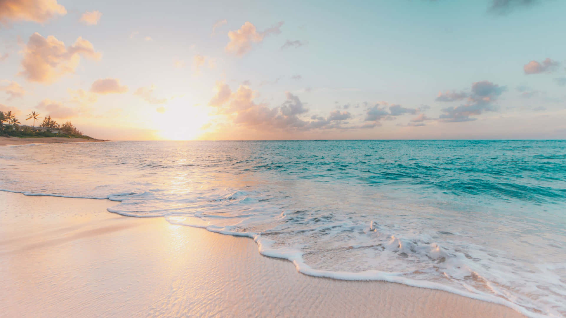 Fondovirtual De Zoom Con Puesta De Sol En La Playa De Olas Tranquilas