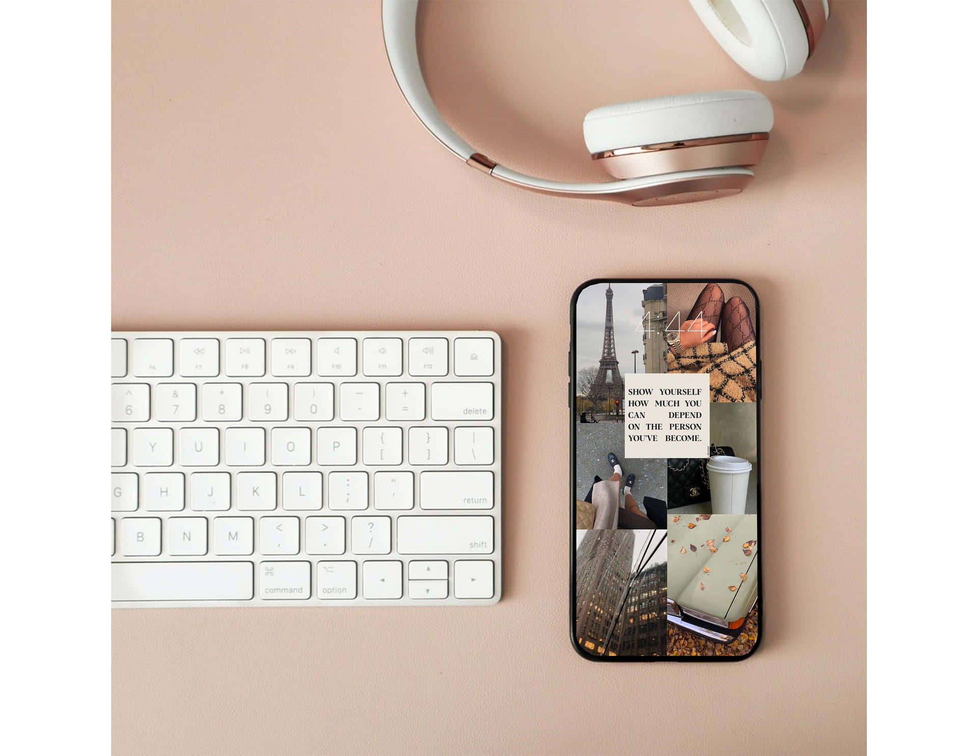 Et telefon, et tastatur og et headset på et skrivebord. Wallpaper