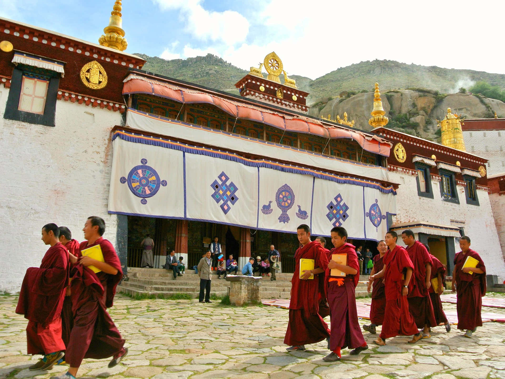 Visit In Sera Monastery In Lhasa Wallpaper
