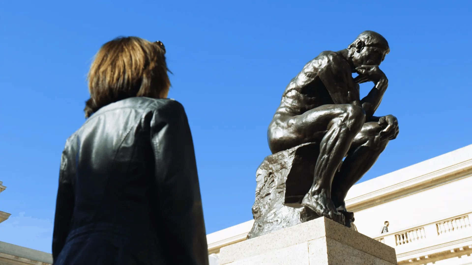 Visiteur Contemplant La Statue Du Penseur Fond d'écran