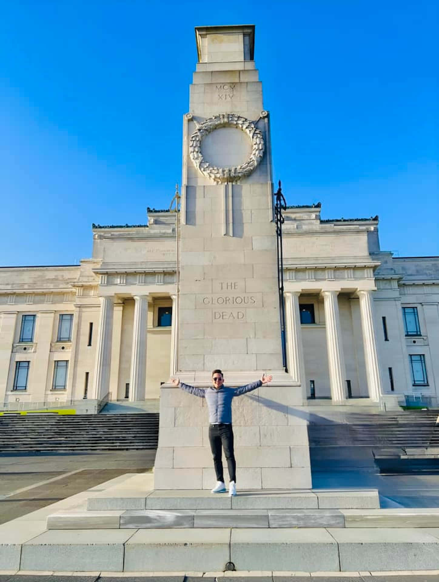 Pengunjung Di Museum Perang Auckland Wallpaper