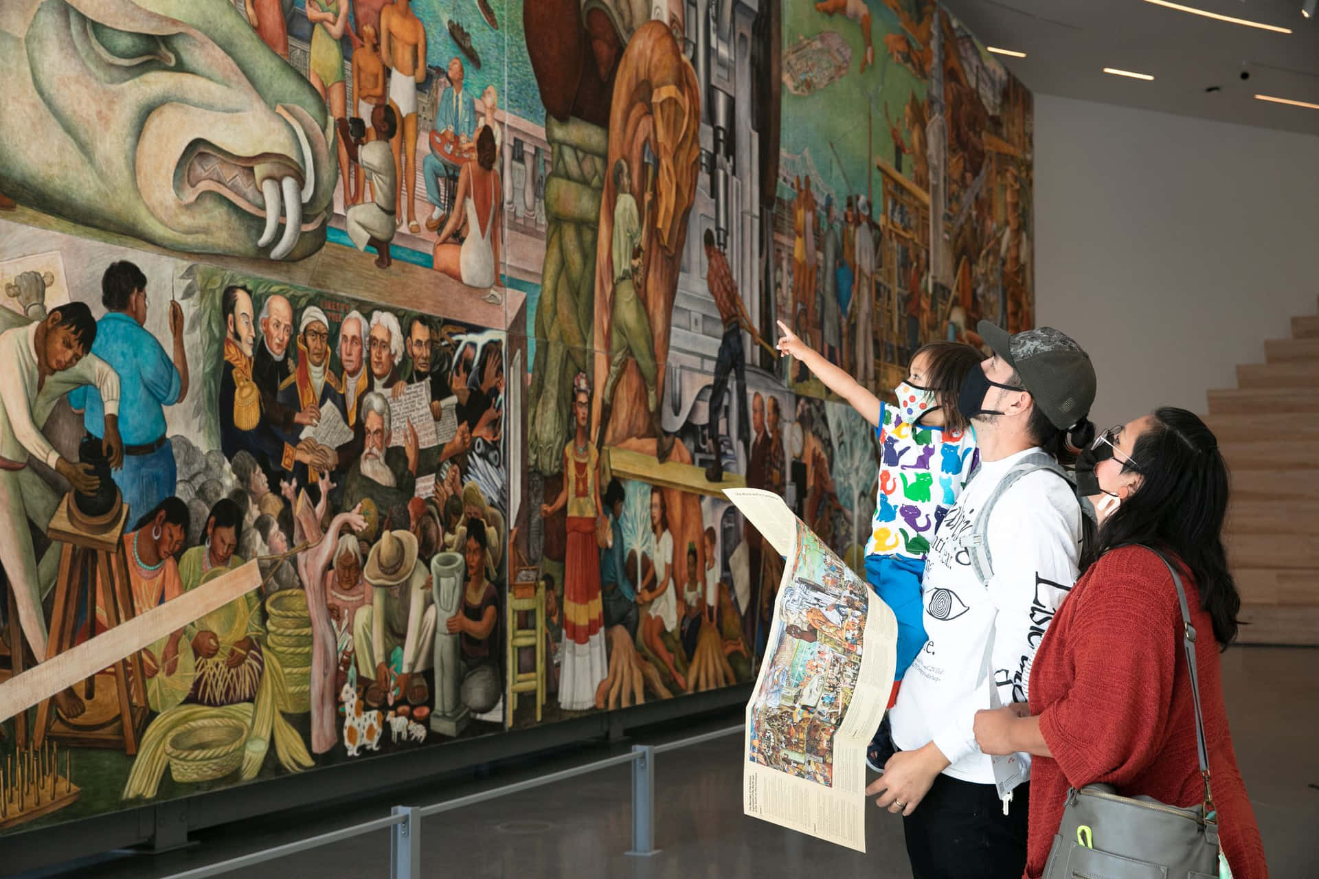 Bezoekers Bewonderen Muurschildering In Museum Achtergrond