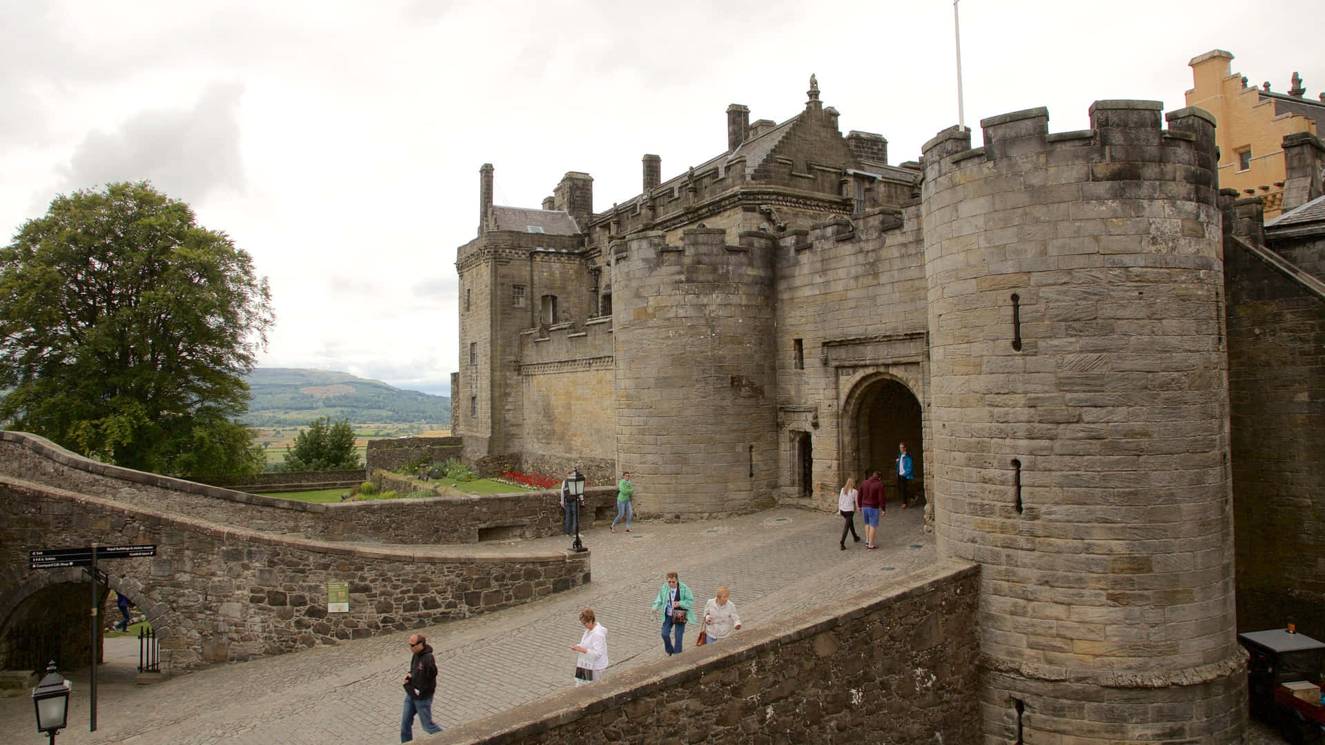 Visitors Exiting And Entering Sterling Castle Wallpaper