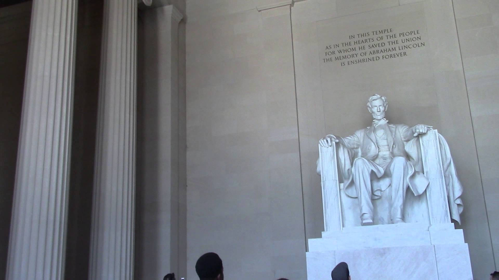 Besökaresamlas Runt Lincoln-monumentet. Wallpaper