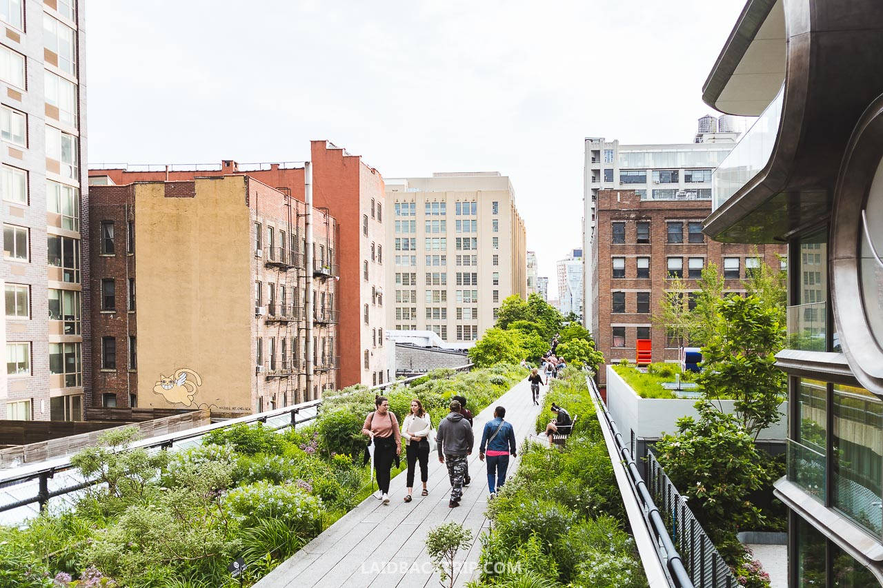 Visitors Walking Around The High Line Wallpaper