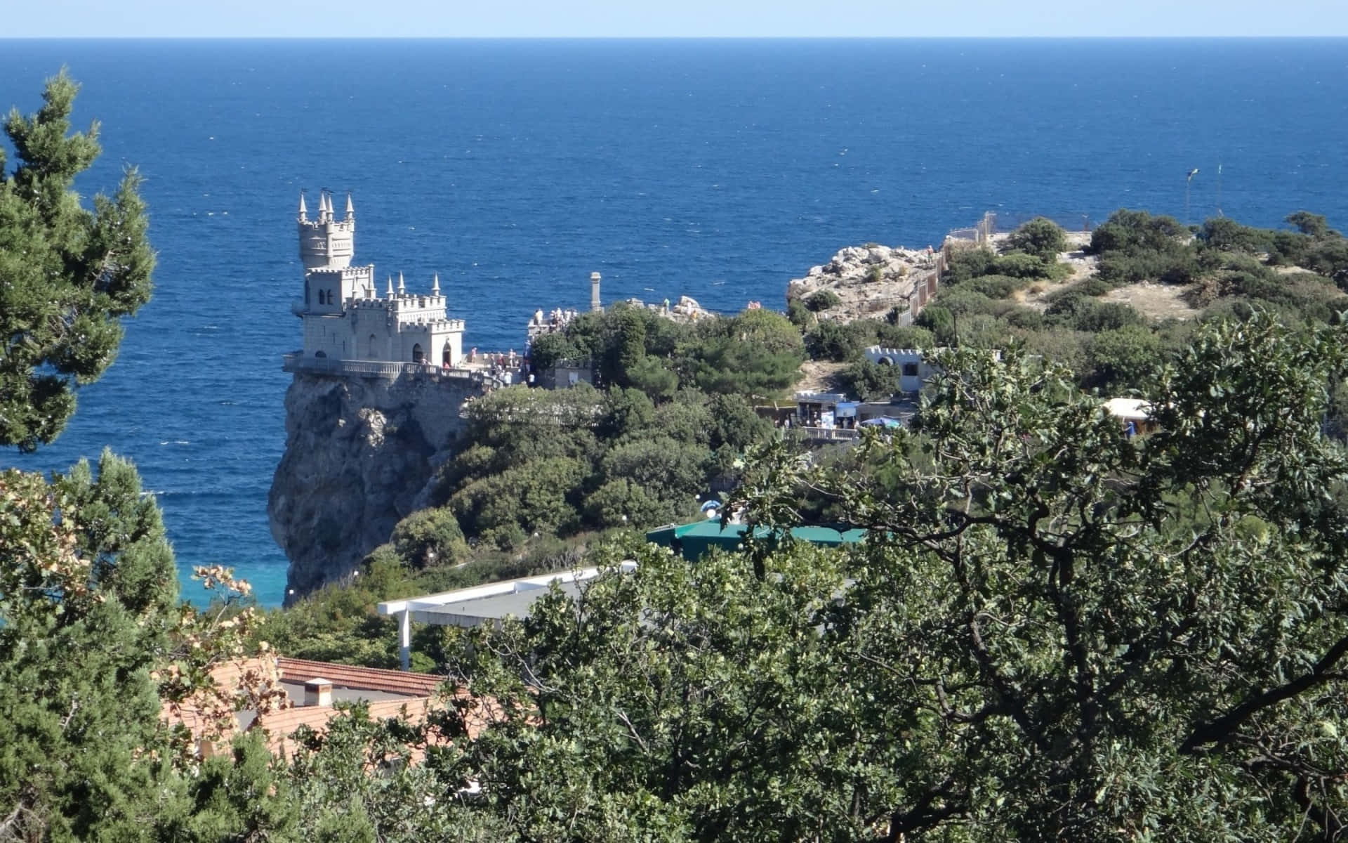 Vistalateral Del Castillo De Las Golondrinas En Yalta Fondo de pantalla