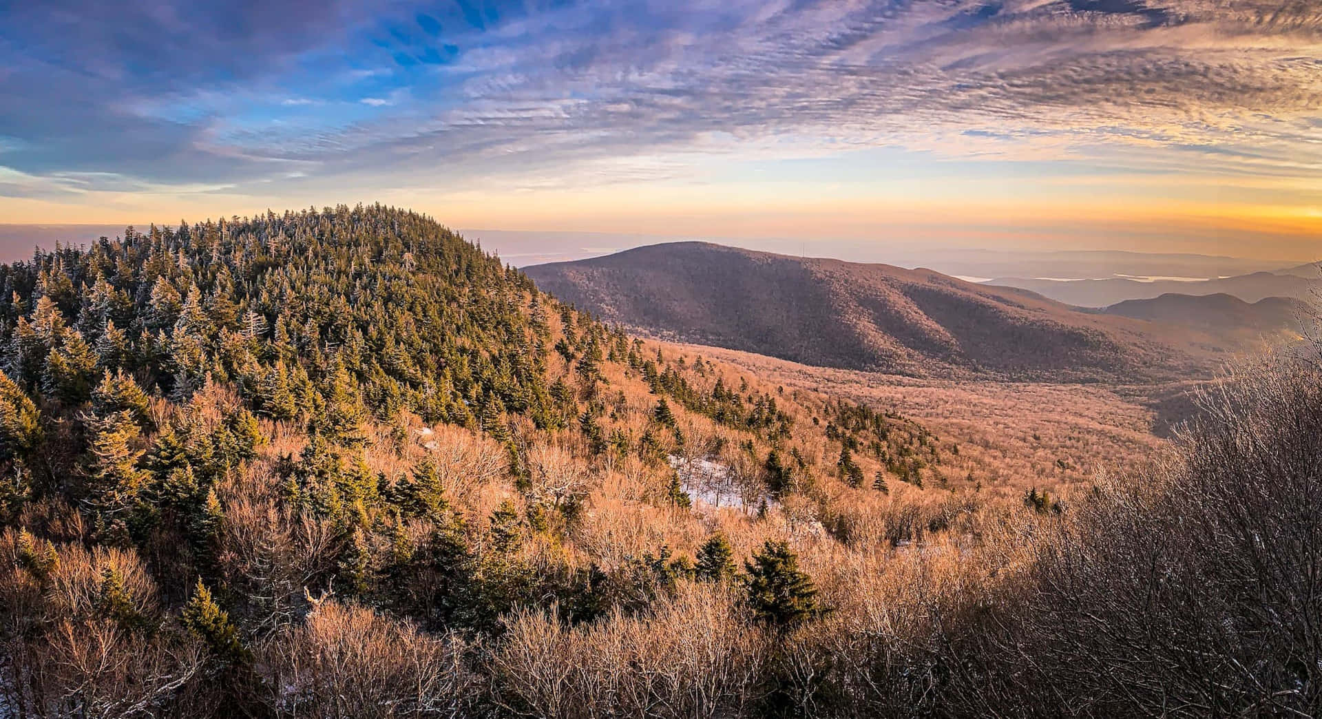 Vistapanorámica De Un Paisaje Majestuoso De Montañas Durante Una Caminata.