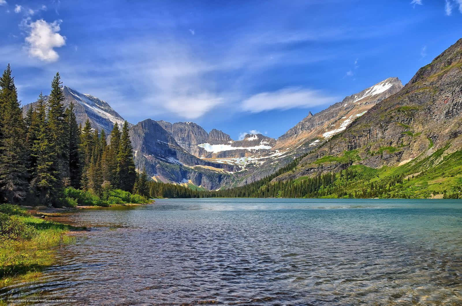 Vistapanoramica Delle Montagne E Dei Campi In Montana