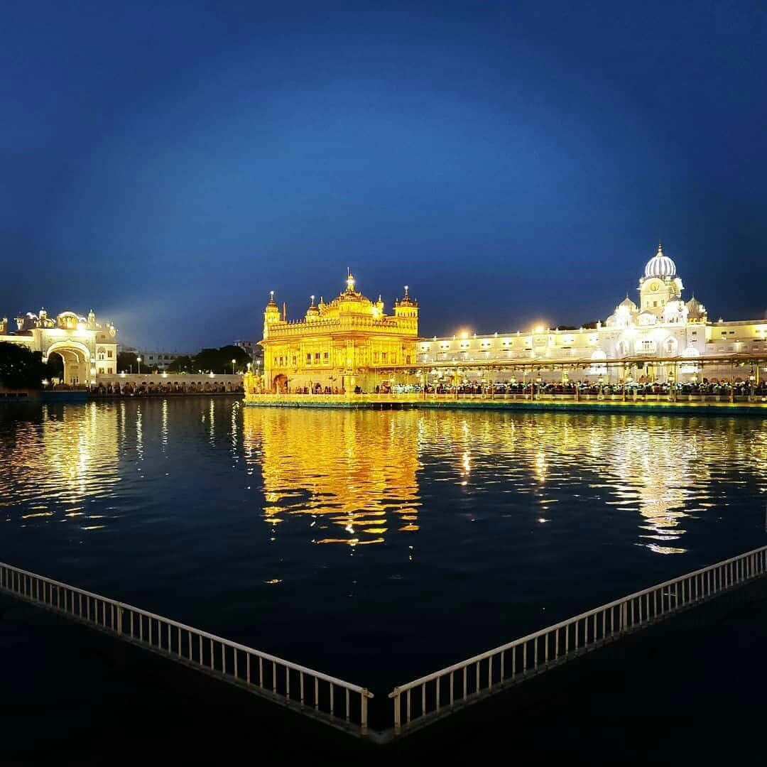 Vistaserena Dell'iconico Tempio D'oro Di Amritsar Illuminato Da Una Luce Calda.
