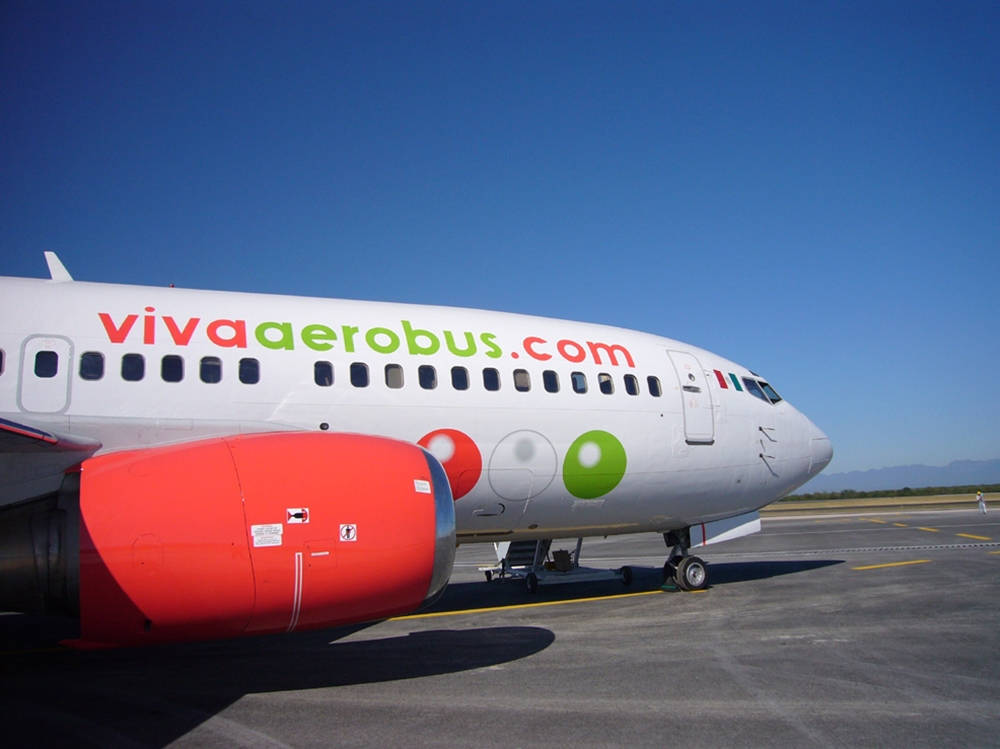 Logotipode Viva Aerobús En Un Avión En El Aire. Fondo de pantalla