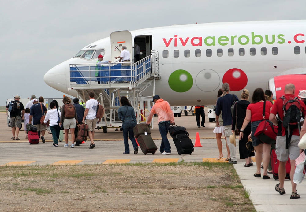 Vivaaerobus Passagiere Betreten Das Flugzeug. Wallpaper