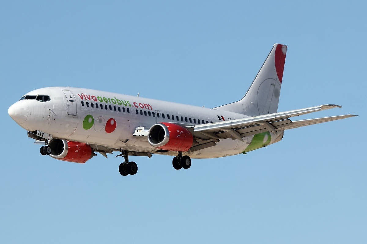 Viva Aerobus Red And Green On Clear Sky Wallpaper