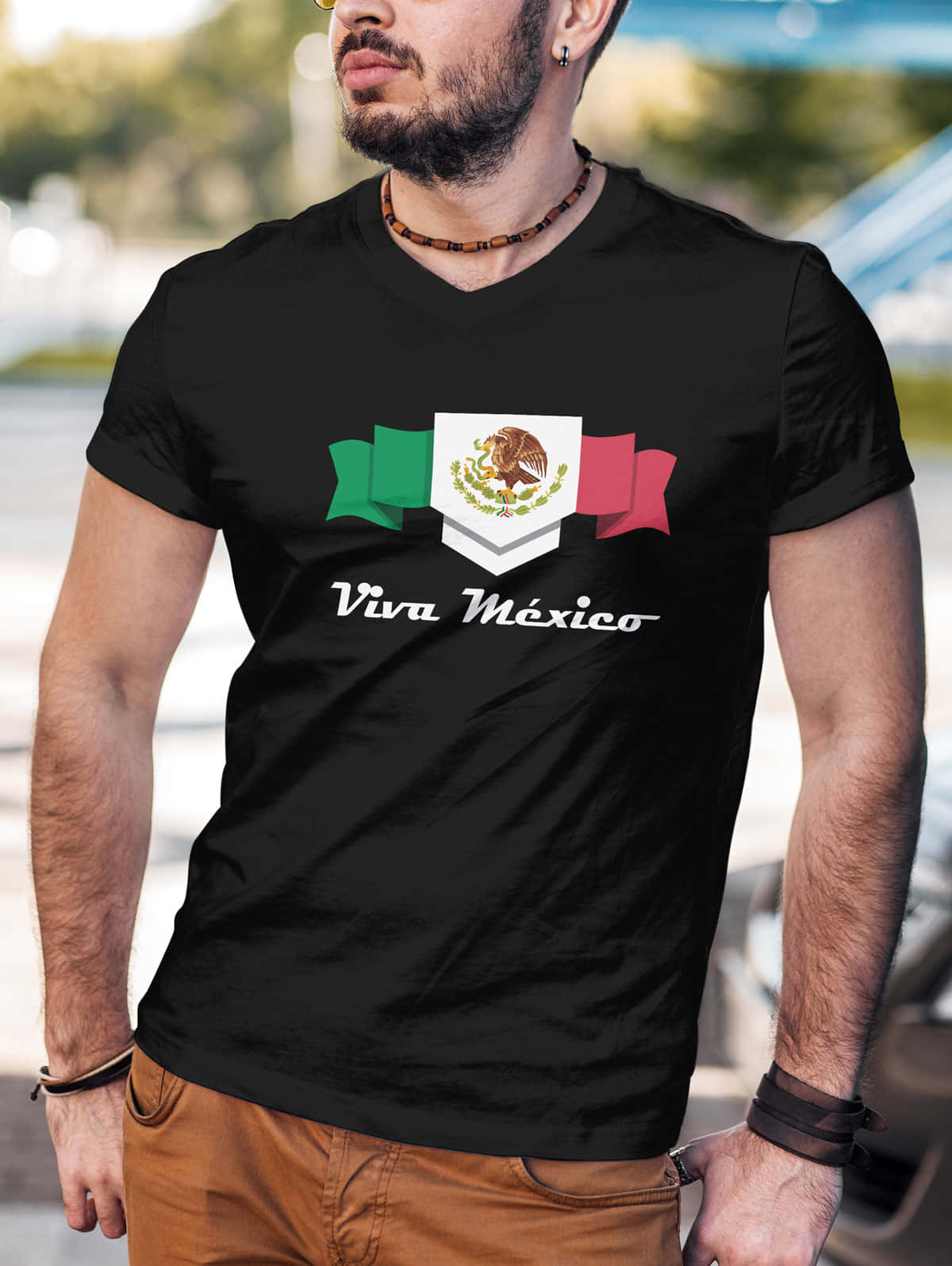 Enmand Iført En Sort T-shirt Med Det Mexicanske Flag. Wallpaper