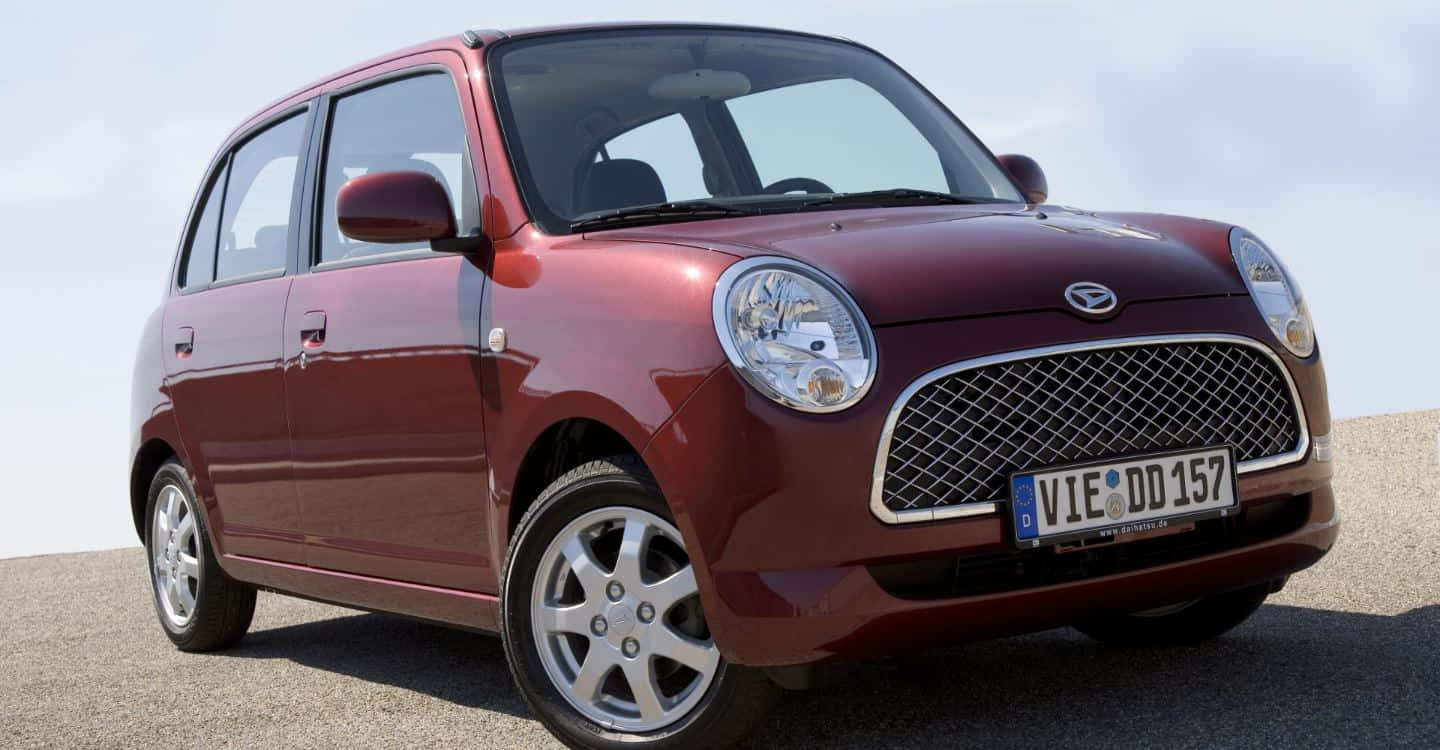 Daihatsu Trevis Rouge Vif Dans Un Paysage Urbain Fond d'écran