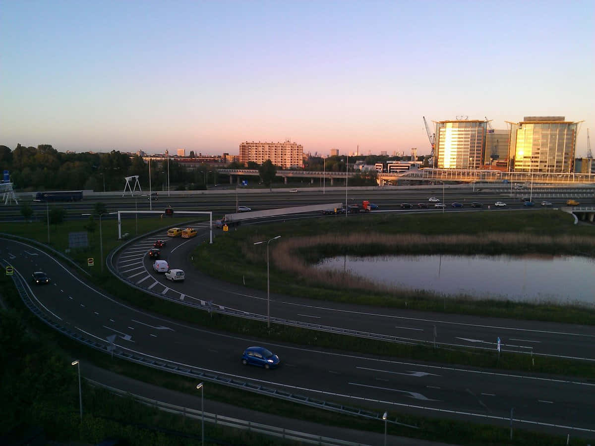 Vue Du Crépuscule Sur L'autoroute À Vlaardingen Fond d'écran