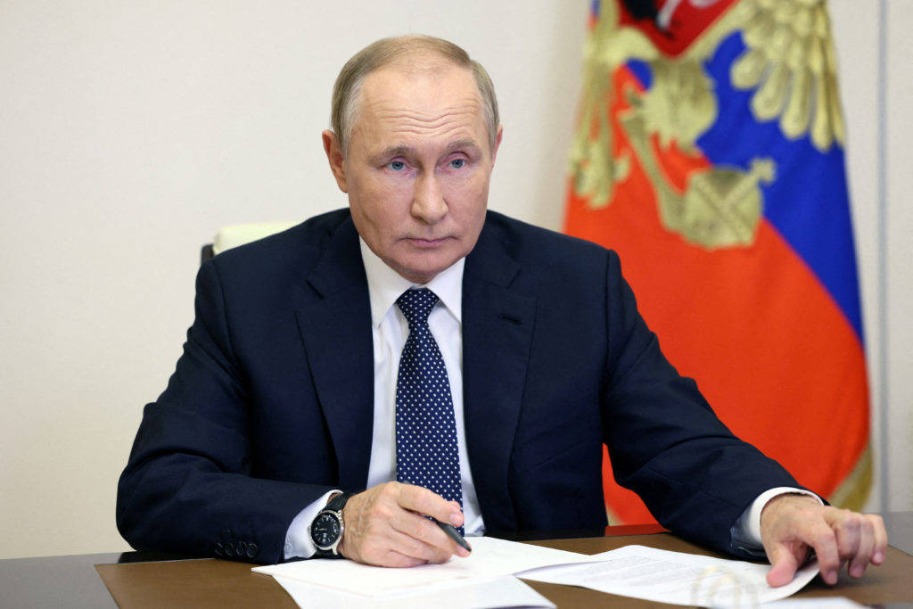 Ilpresidente Russo Vladimir Putin Seduto Al Tavolo Dei Colloqui Con Appunti Sfondo