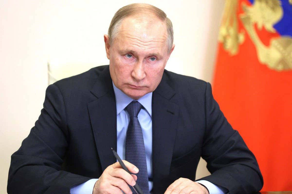 Vladimir Putin Holding A Pen Wallpaper