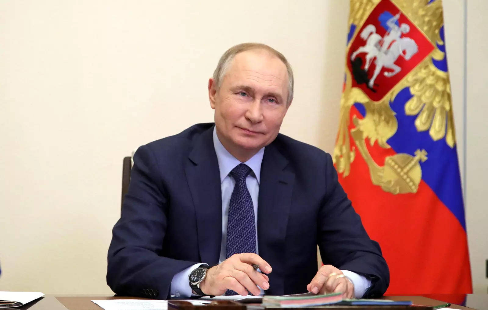 Vladimir Putin smiler under konference. Wallpaper